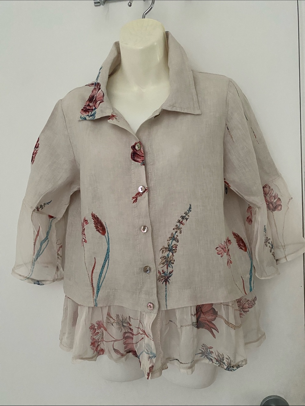 Valentina Naldi Linen floral beige blouse w Sheer trim accents Size Medium